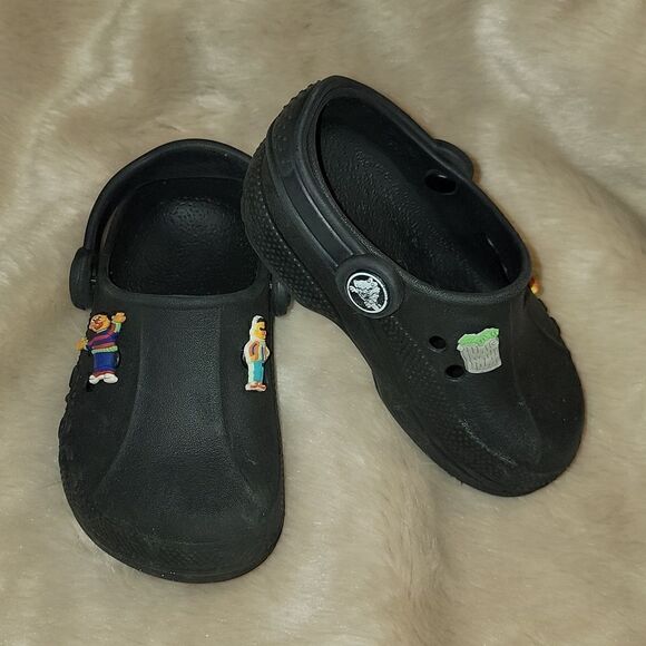 CROCS BLACK CLASSIC CLOGS, SIZE 6-7, WITH SESAME STREET JIBBITZ - Picture 1 of 6